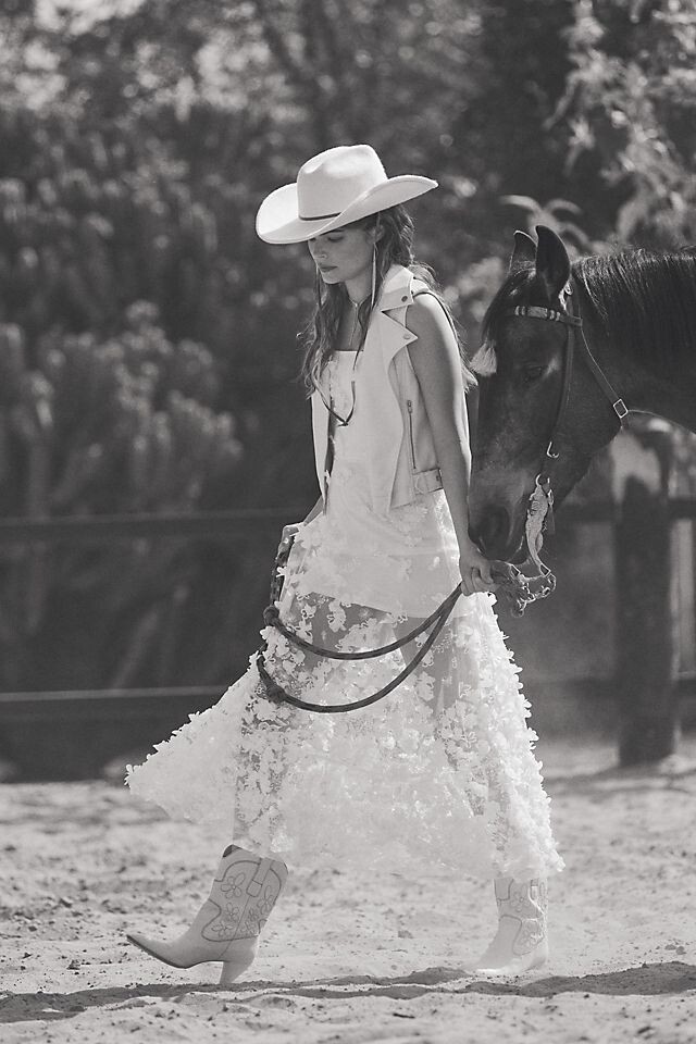 Платье миди Helsi Audrey с квадратным вырезом и цветочной аппликацией, светло-серый
Платье миди Helsi Audrey с квадратным вырезом и цветочной аппликацией, светло-серый