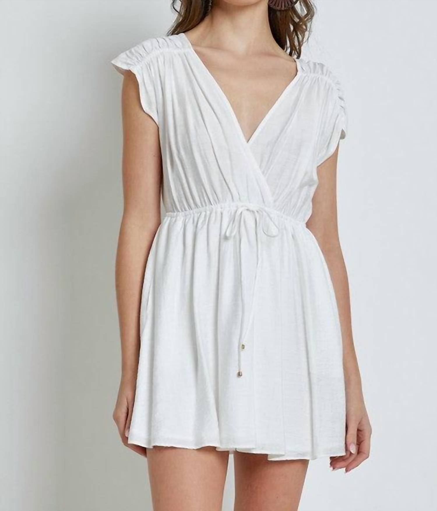 Платье-халат с металлическими бусинами и завязками белого цвета Mustard Seed
Платье-халат с металлическими бусинами и завязками белого цвета Mustard Seed