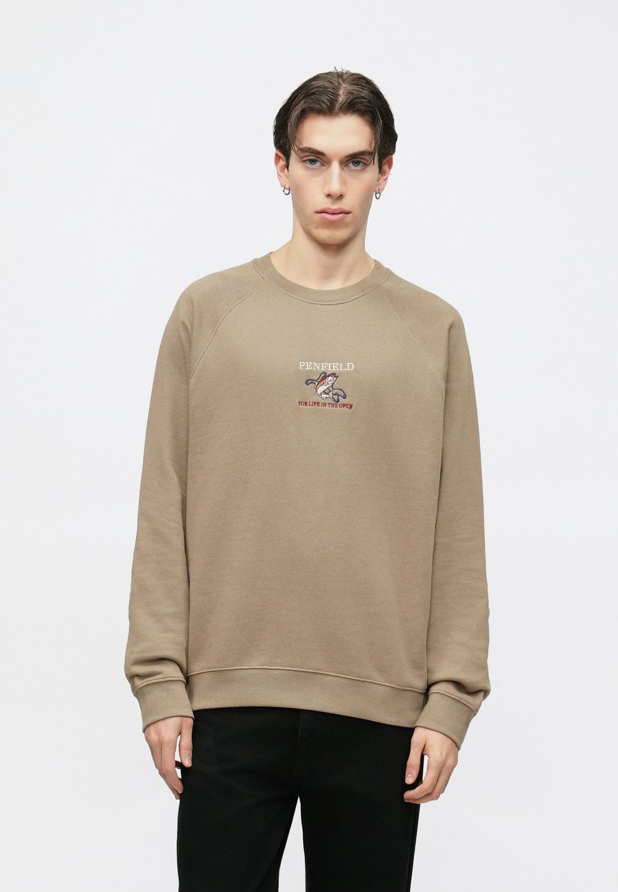 Толстовка Penfield TROUT CREW, Lead Gray/Sand
Толстовка Penfield TROUT CREW, Lead Gray/Sand