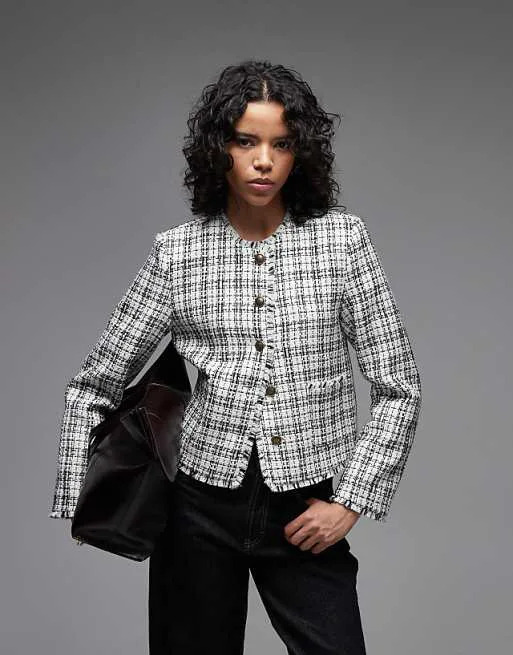 Укороченный блейзер букле с пуговицами ASOS DESIGN
Укороченный блейзер букле с пуговицами ASOS DESIGN