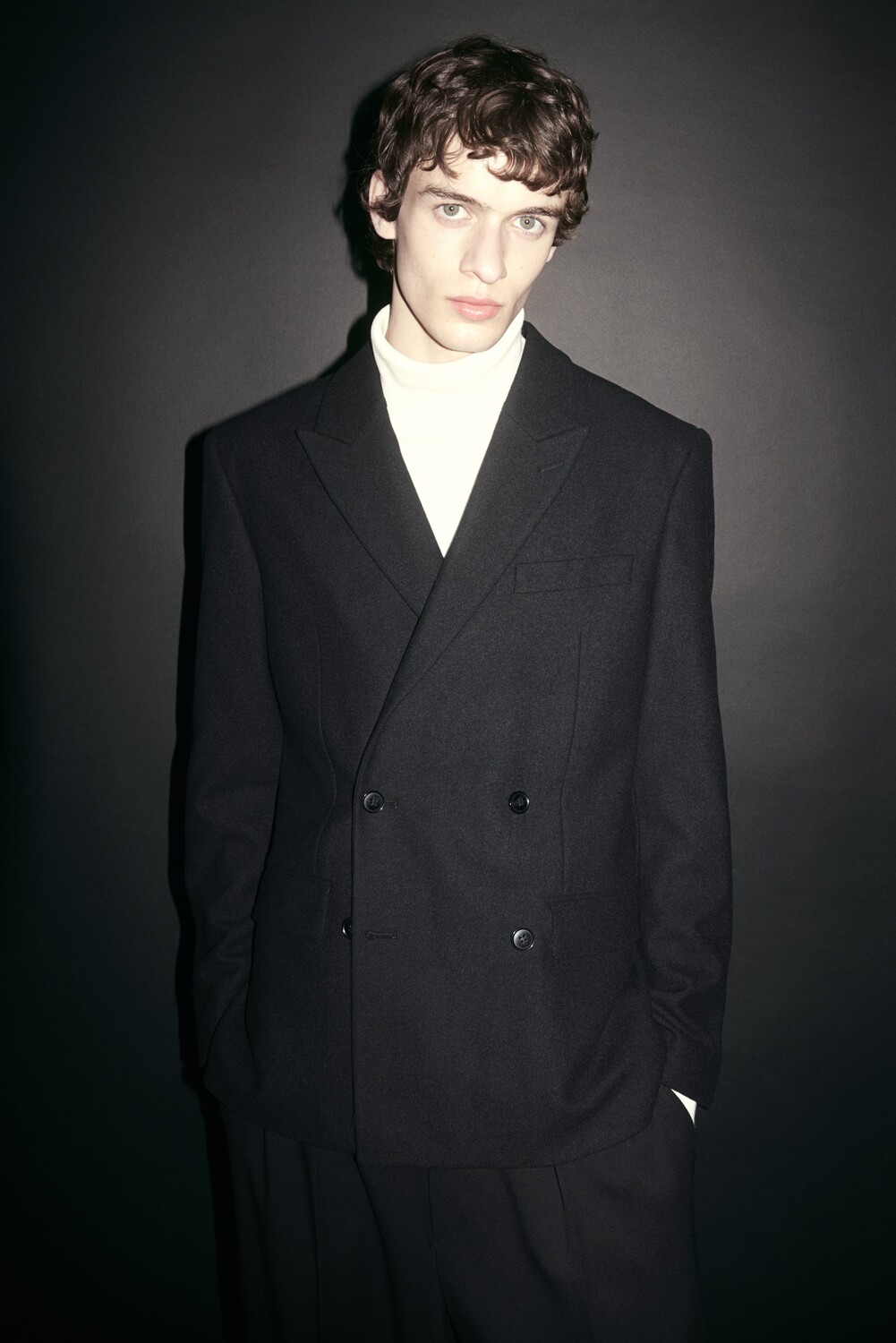 Двубортный пиджак обычного кроя. H&M, черный
Двубортный пиджак обычного кроя. H&M, черный