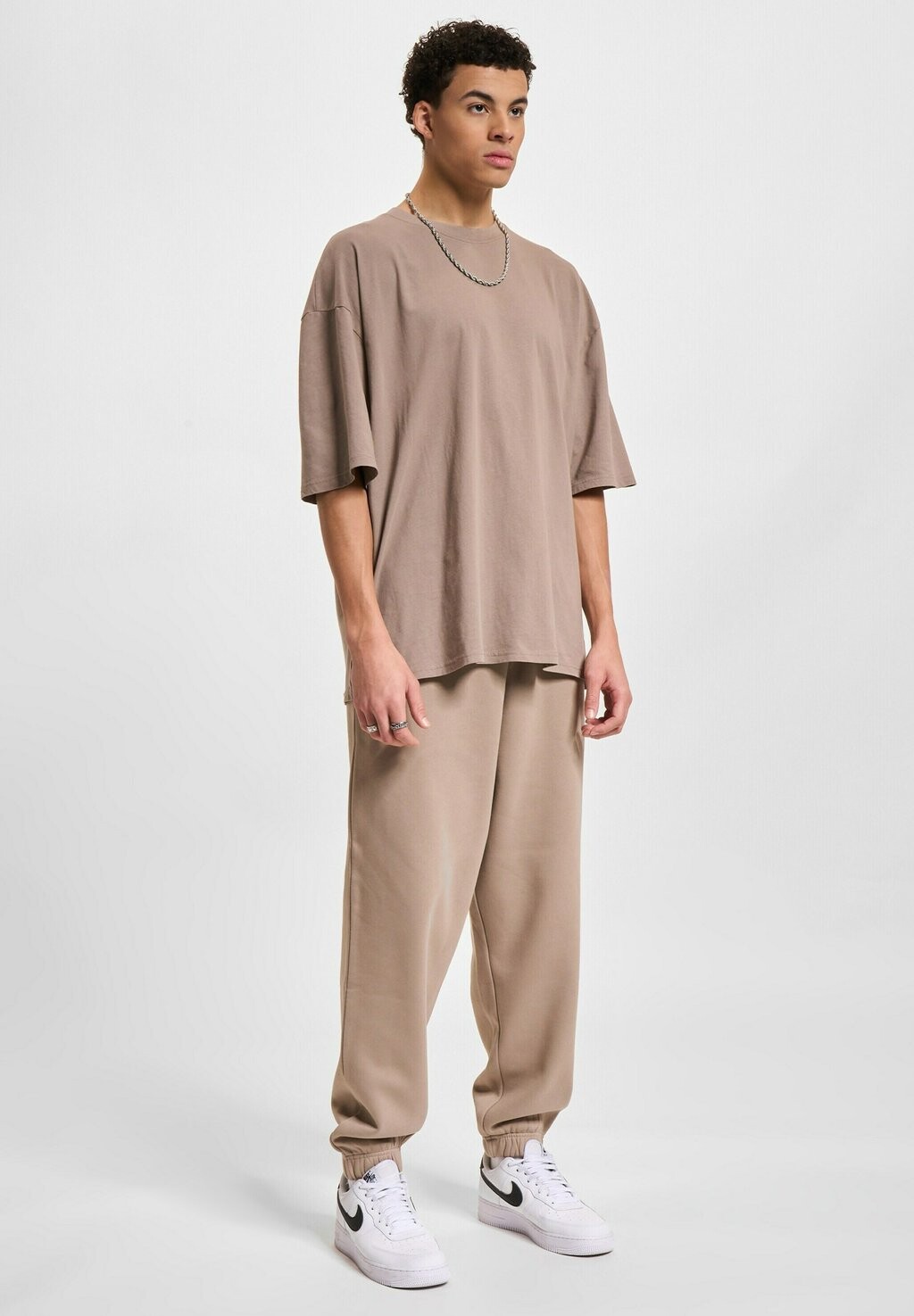 Базовая футболка DEF, коричневая стираная
Базовая футболка DEF, коричневая стираная