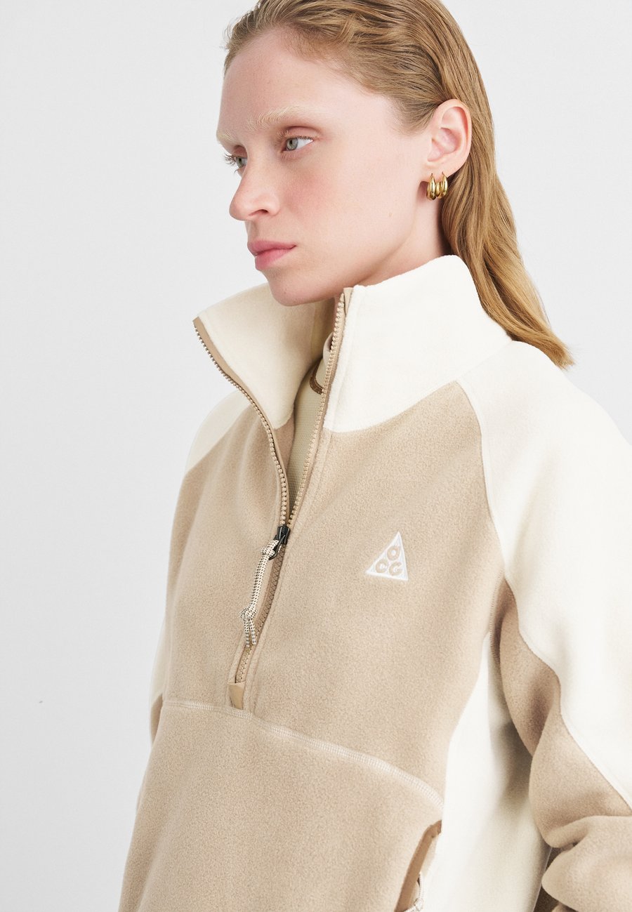 Джемпер Nike ACG WOLF TREE , Parachute Beige/Khaki/Mosswood Brown/Summit White/Beige
Джемпер Nike ACG WOLF TREE , Parachute Beige/Khaki/Mosswood Brown/Summit White/Beige