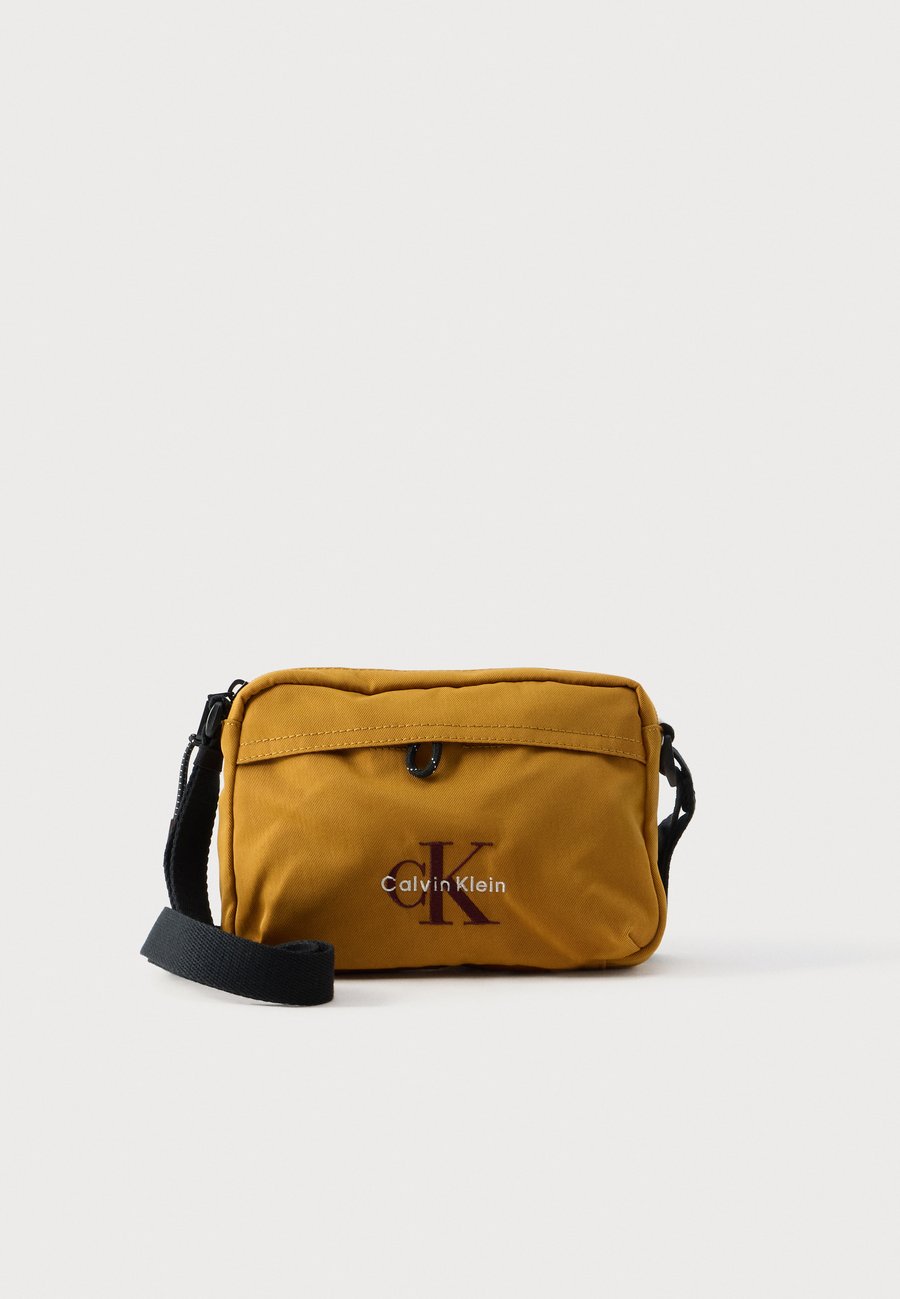 Сумка кросс-боди Calvin Klein BOLD CAMERA BAG, Field Moss/Mustard Yellow
Сумка кросс-боди Calvin Klein BOLD CAMERA BAG, Field Moss/Mustard Yellow