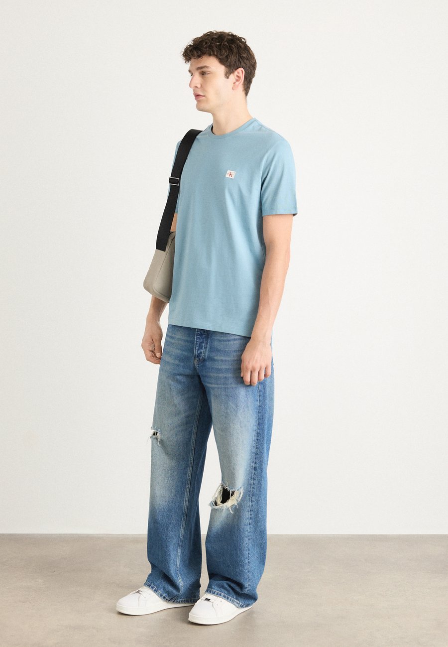 Футболка Calvin Klein Jeans BADGE TEE 2 PACK, Smoke Blue/Formal Gray/Blue, Серый, Футболка Calvin Klein Jeans BADGE TEE 2 PACK, Smoke Blue/Formal Gray/Blue
Футболка Calvin Klein Jeans BADGE TEE 2 PACK, Smoke Blue/Formal Gray/Blue, Серый, Футболка Calvin Klein Jeans BADGE TEE 2 PACK, Smoke Blue/Formal Gray/Blue