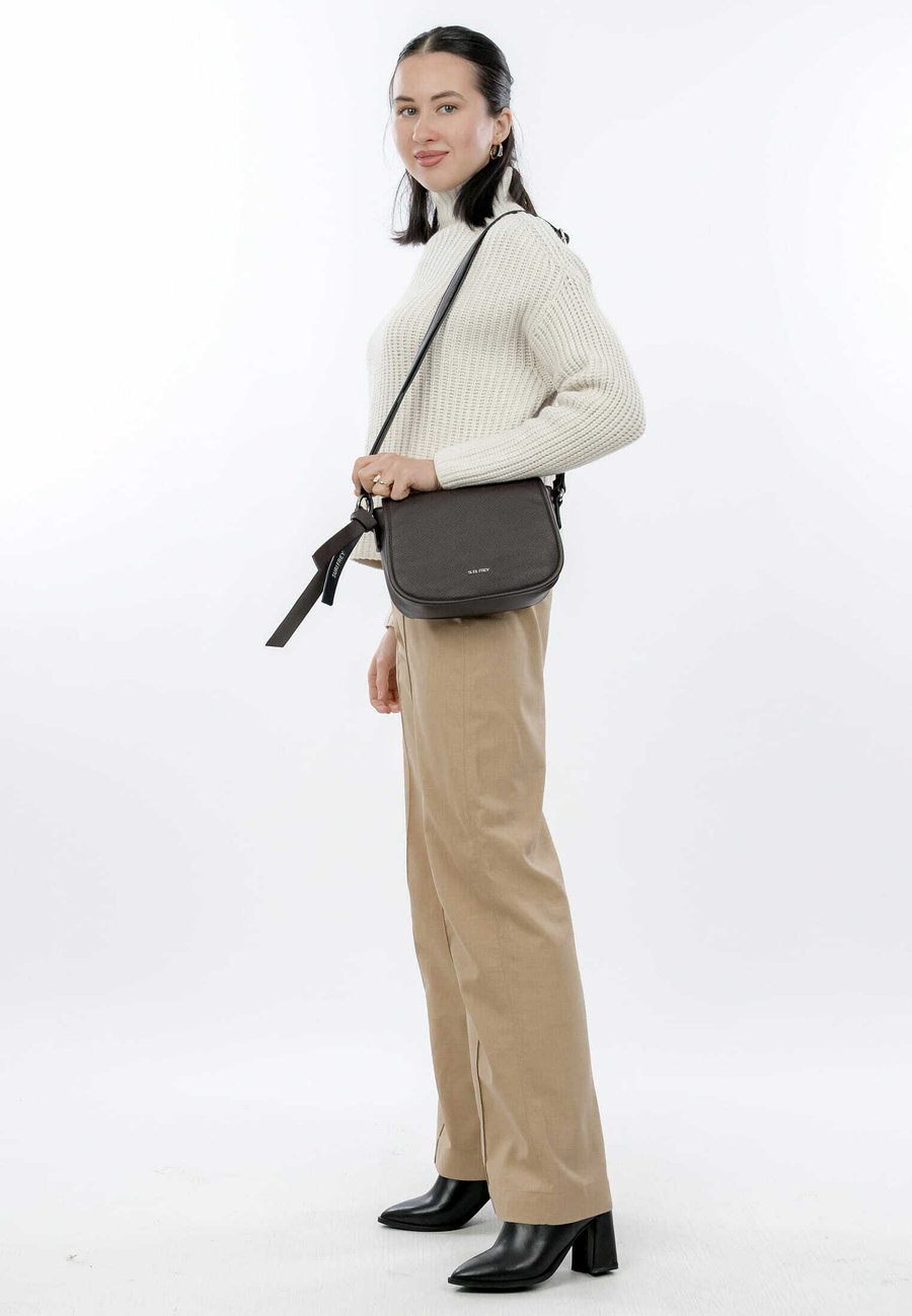 Сумка кросс-боди SURI FREY Cross body bag, Brown /Brown
Сумка кросс-боди SURI FREY Cross body bag, Brown /Brown