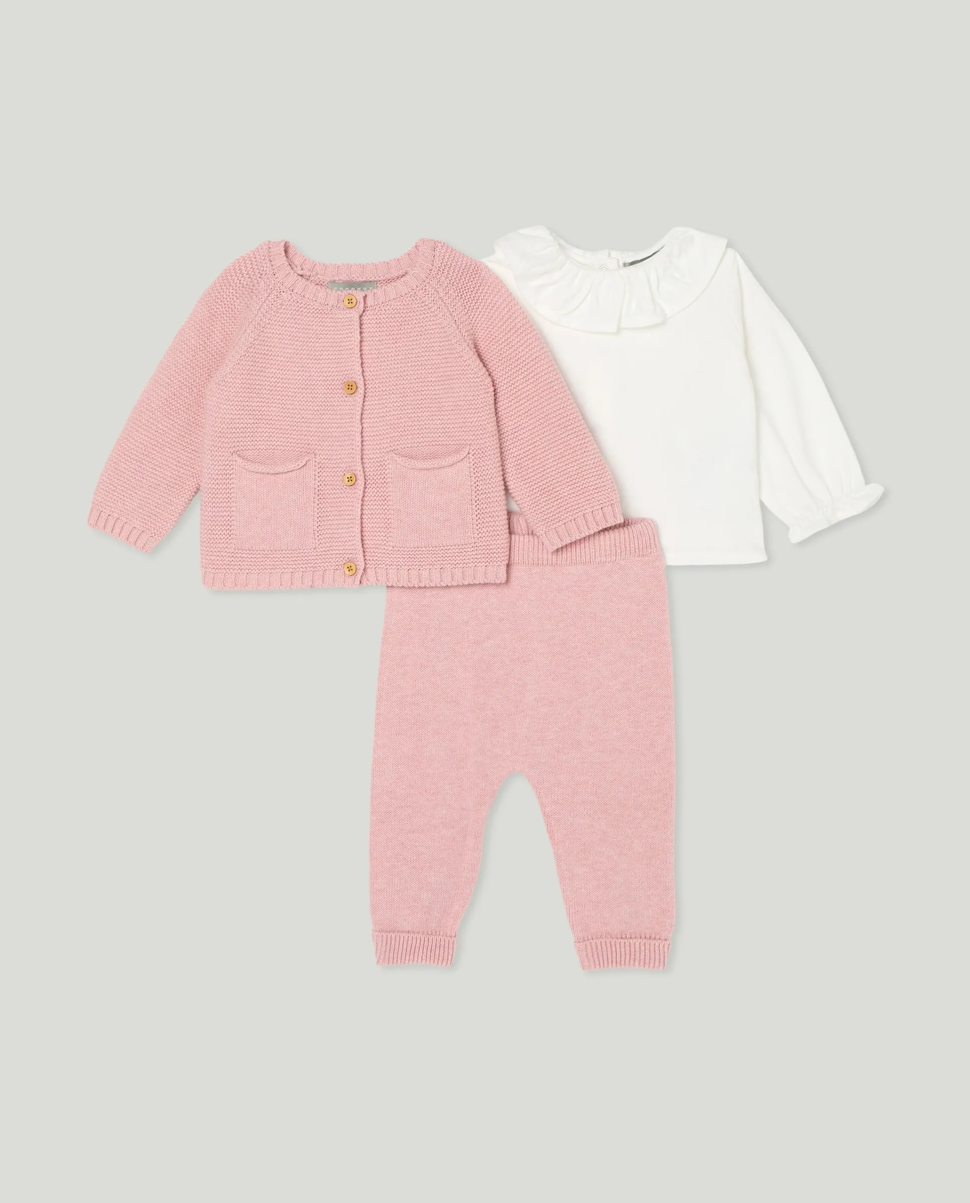 Комплект из 3 предметов: брюки, футболка с воротником-стойкой и куртка для девочки Coconut El Corte Inglés, пастельно-розовый
Комплект из 3 предметов: брюки, футболка с воротником-стойкой и куртка для девочки Coconut El Corte Inglés, пастельно-розовый