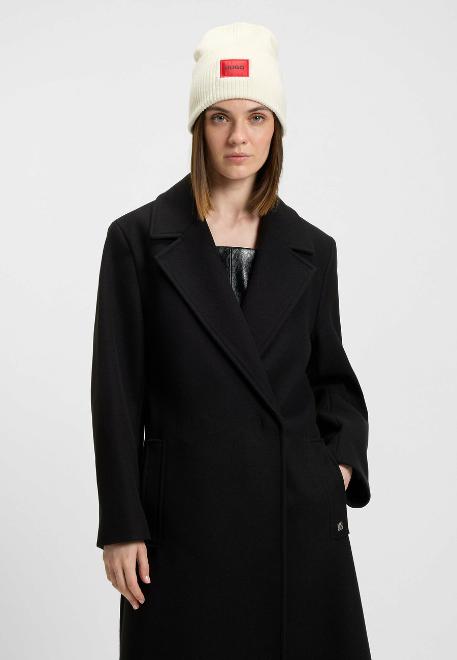 Шапка HUGO SAFFA , Natural Eighteen/White
Шапка HUGO SAFFA , Natural Eighteen/White