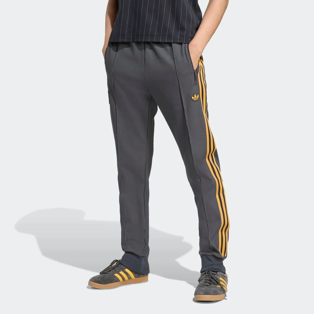 Мужские штаны Manchester United FC 2025-2026 Terrace Icons Originals adidas, черный
Мужские штаны Manchester United FC 2025-2026 Terrace Icons Originals adidas, черный