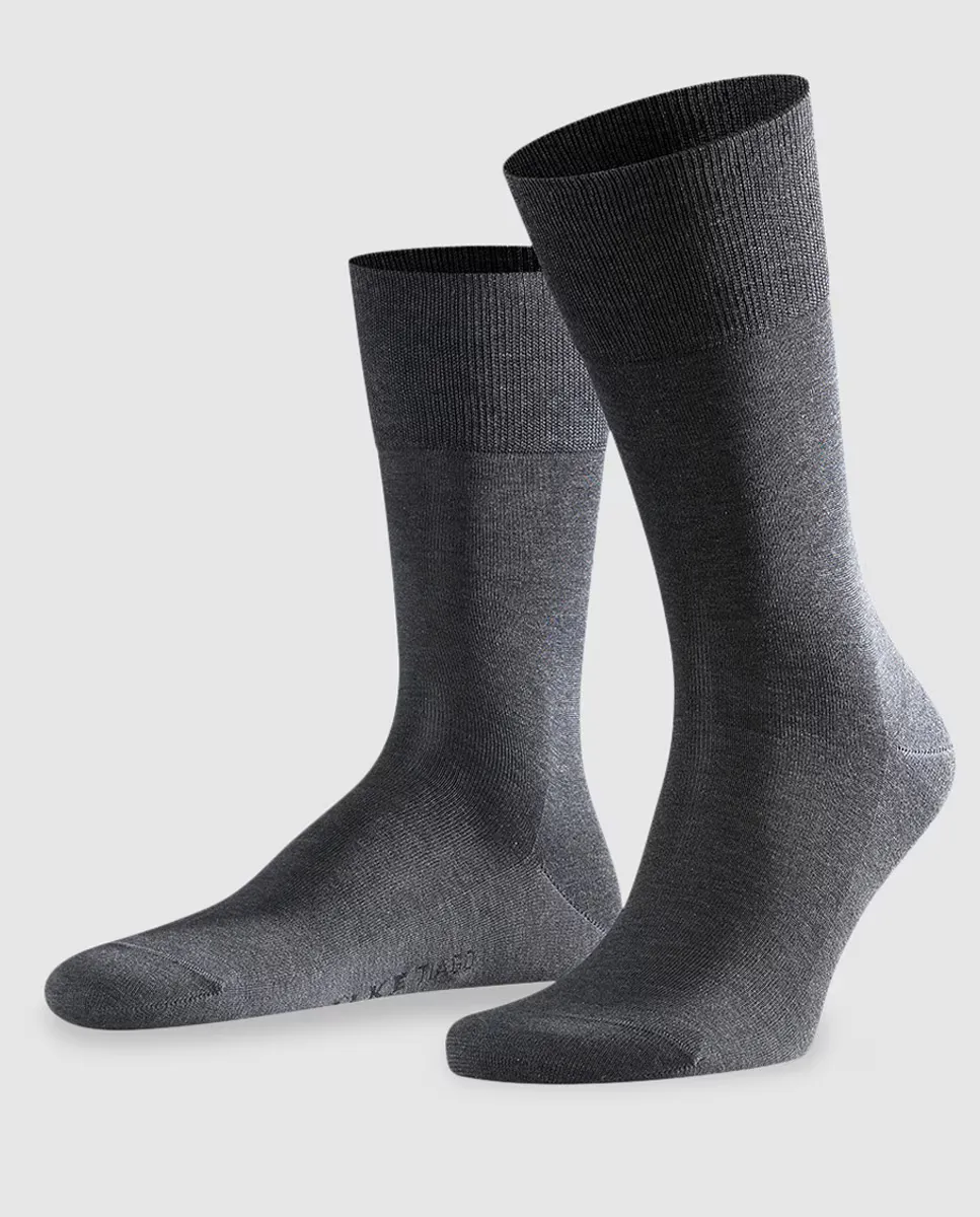 Однотонные серые мужские носки Falke, темно-серый
Однотонные серые мужские носки Falke, темно-серый