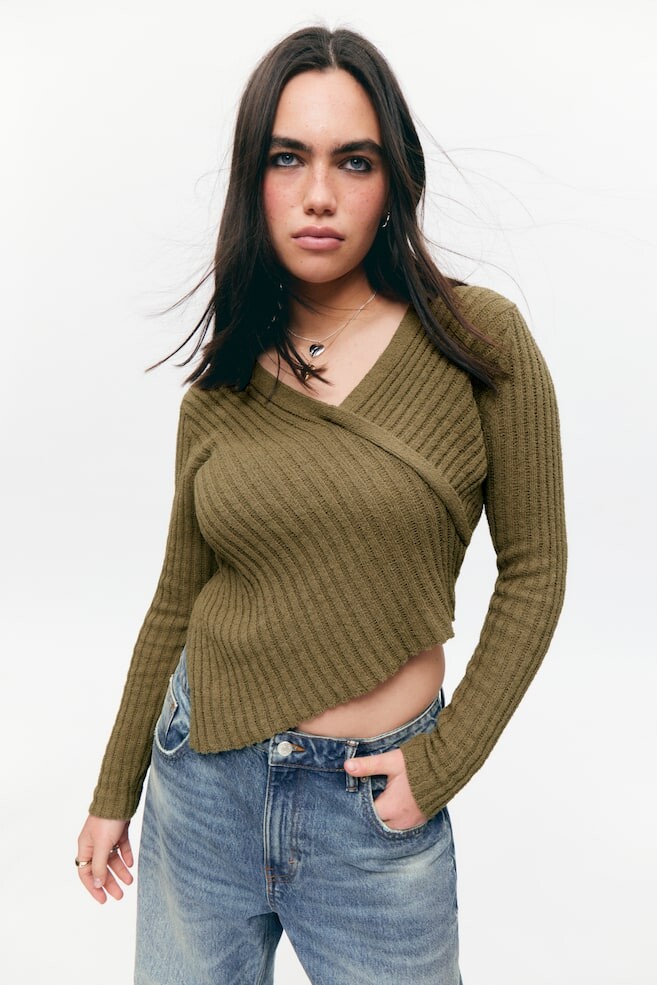 Свитер с запахом и асимметричным V-образным вырезом Monki, зеленый
Свитер с запахом и асимметричным V-образным вырезом Monki, зеленый