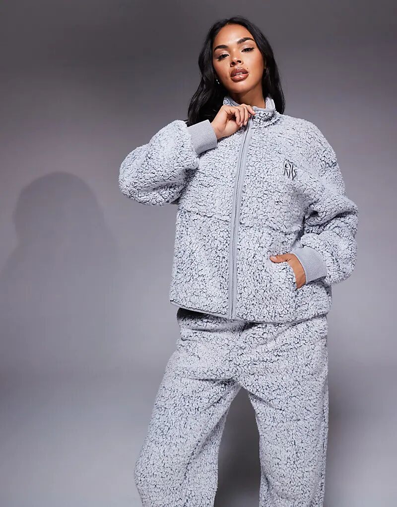 Комплект из топа и брюк для дома DKNY из матового шерпа Iron Gate
Комплект из топа и брюк для дома DKNY из матового шерпа Iron Gate