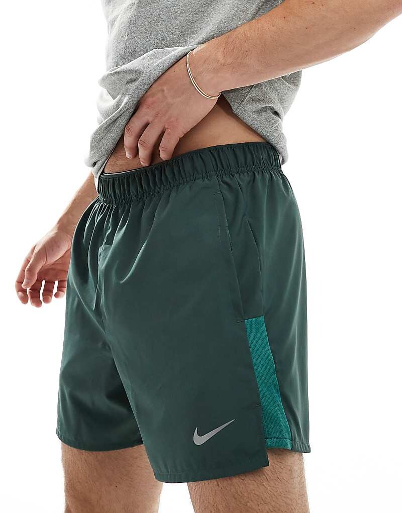 Темно-зеленые шорты для бега Nike Running Challenger Dri-FIT, внутренний шов 5 дюймов
Темно-зеленые шорты для бега Nike Running Challenger Dri-FIT, внутренний шов 5 дюймов