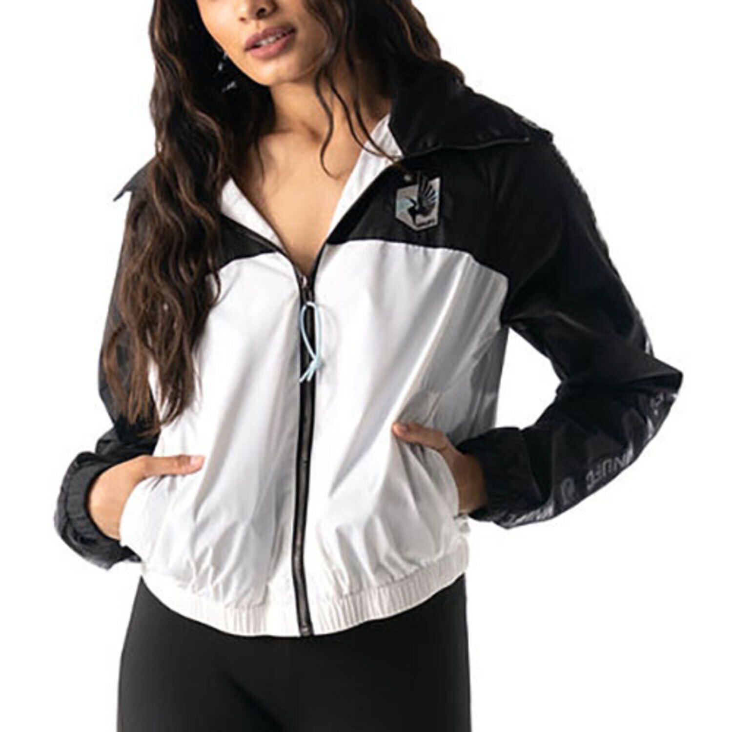 Женская черная куртка с молнией во всю длину The Wild Collective Minnesota United FC Anthem, Черный, Женская черная куртка с молнией во всю длину The Wild Collective Minnesota United FC Anthem
Женская черная куртка с молнией во всю длину The Wild Collective Minnesota United FC Anthem, Черный, Женская черная куртка с молнией во всю длину The Wild Collective Minnesota United FC Anthem