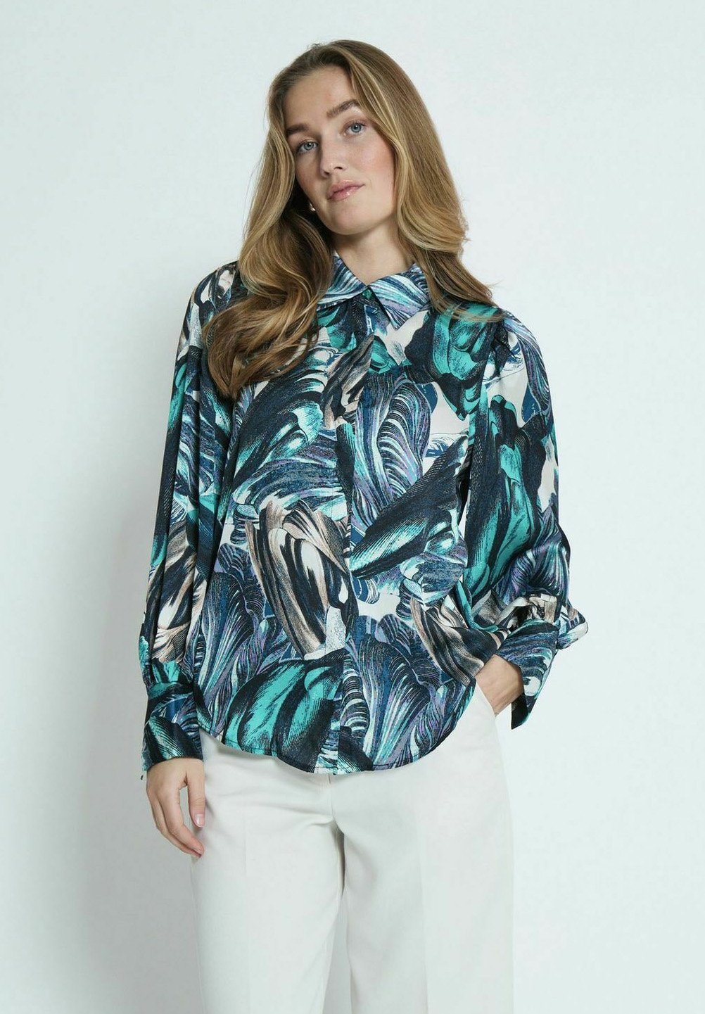 Блузка на пуговицах LENORE Minus, зеленый
Блузка на пуговицах LENORE Minus, зеленый