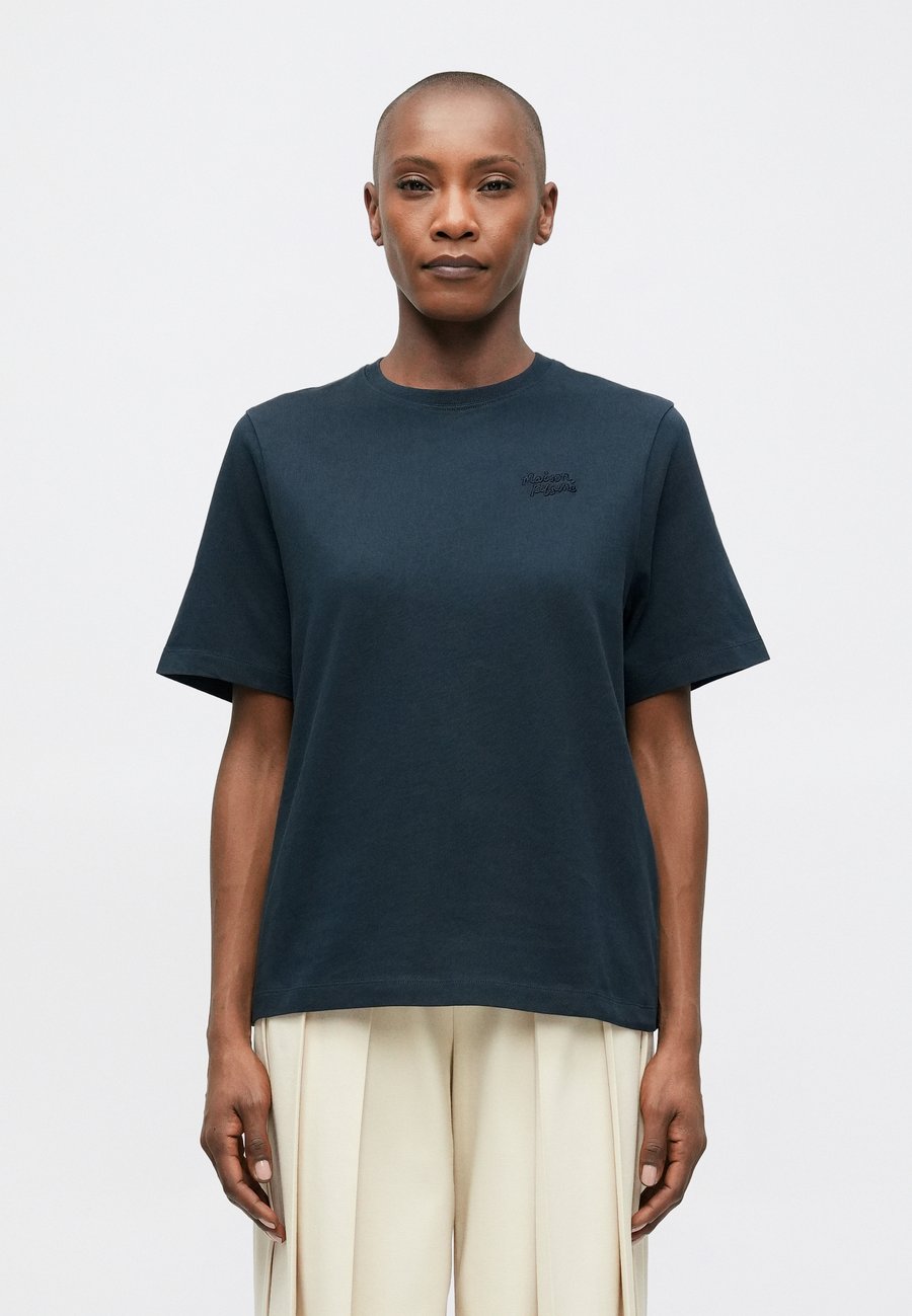 Футболка Maison Kitsuné HANDWRITING COMFORT TEE, Classic Navy/White/Dark Blue, Белый, Футболка Maison Kitsuné HANDWRITING COMFORT TEE, Classic Navy/White/Dark Blue
Футболка Maison Kitsuné HANDWRITING COMFORT TEE, Classic Navy/White/Dark Blue, Белый, Футболка Maison Kitsuné HANDWRITING COMFORT TEE, Classic Navy/White/Dark Blue