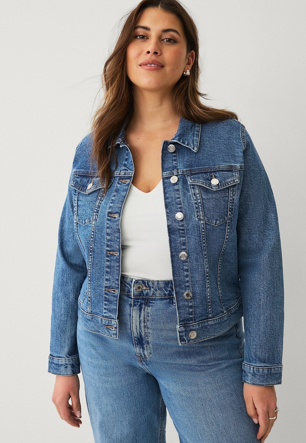 Джинсовая куртка Ellos Plus collection, синий
Джинсовая куртка Ellos Plus collection, синий