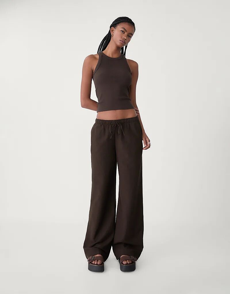 Коричневые брюки Stradivarius из льняной смеси на завязках
Коричневые брюки Stradivarius из льняной смеси на завязках