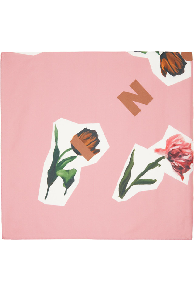 Marni Розовый капсульный шелковый шарф с цветочным коллажем от художников
Marni Розовый капсульный шелковый шарф с цветочным коллажем от художников