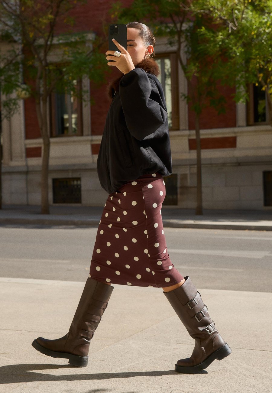 Юбка Bershka PRINTED MIDI, Dark Brown
Юбка Bershka PRINTED MIDI, Dark Brown