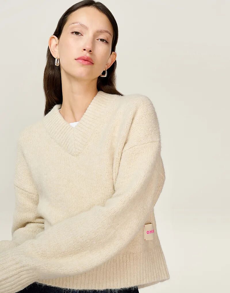 Omnes Knitwear премиум-класса Дарья джемпер свободного кроя с V-образным вырезом из плотной пряжи бежевого цвета
Omnes Knitwear премиум-класса Дарья джемпер свободного кроя с V-образным вырезом из плотной пряжи бежевого цвета