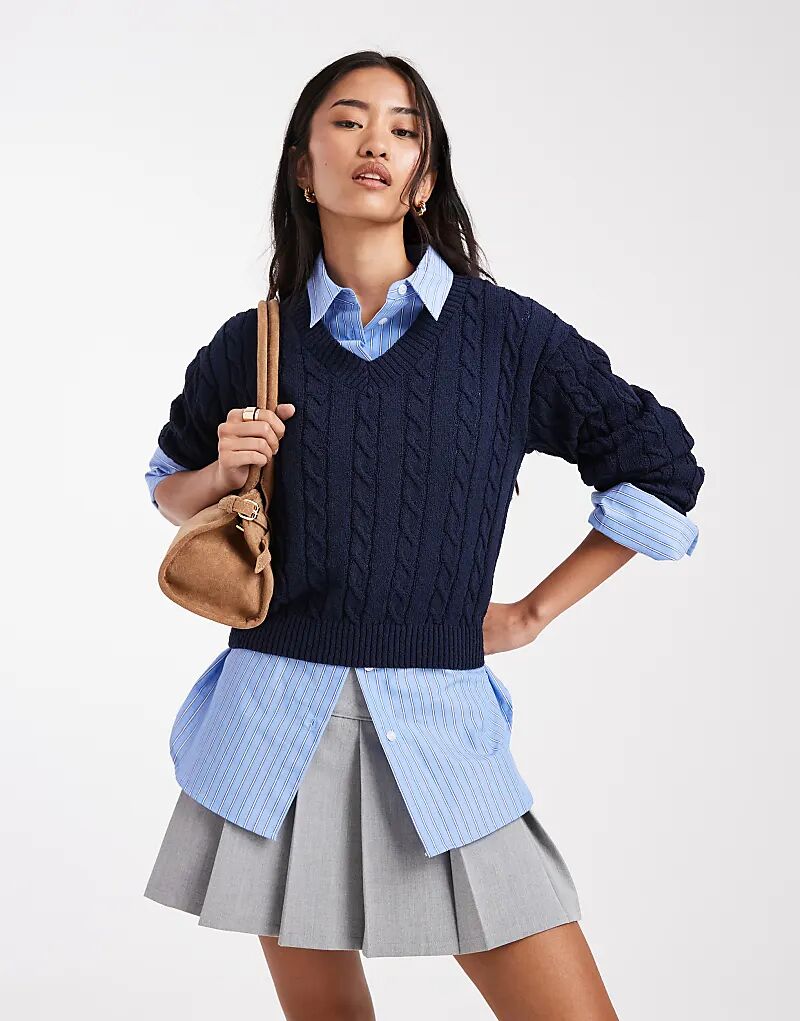 Укороченный хлопковый свитер с V-образным вырезом и косами цвета лунного индиго.
Укороченный хлопковый свитер с V-образным вырезом и косами цвета лунного индиго.