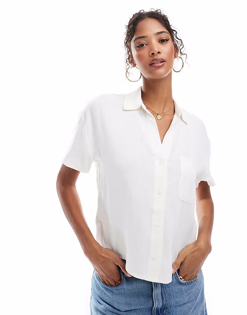 Белая рубашка Stradivarius с короткими рукавами из льна
Белая рубашка Stradivarius с короткими рукавами из льна