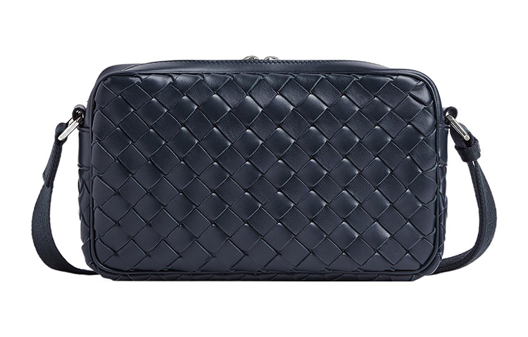 Bottega Veneta Кожаный фотоаппарат с текстильной отделкой через плечо на ремне темно-синий мужской
Bottega Veneta Кожаный фотоаппарат с текстильной отделкой через плечо на ремне темно-синий мужской