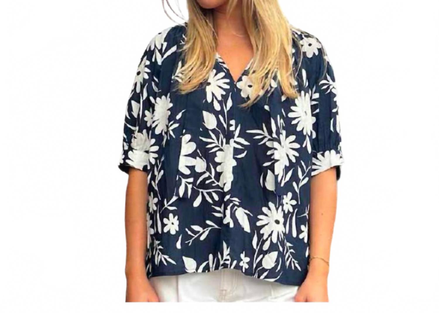 Топ Pam в стиле мод с цветочным принтом, цвет navy Fitzroy & Willa
Топ Pam в стиле мод с цветочным принтом, цвет navy Fitzroy & Willa