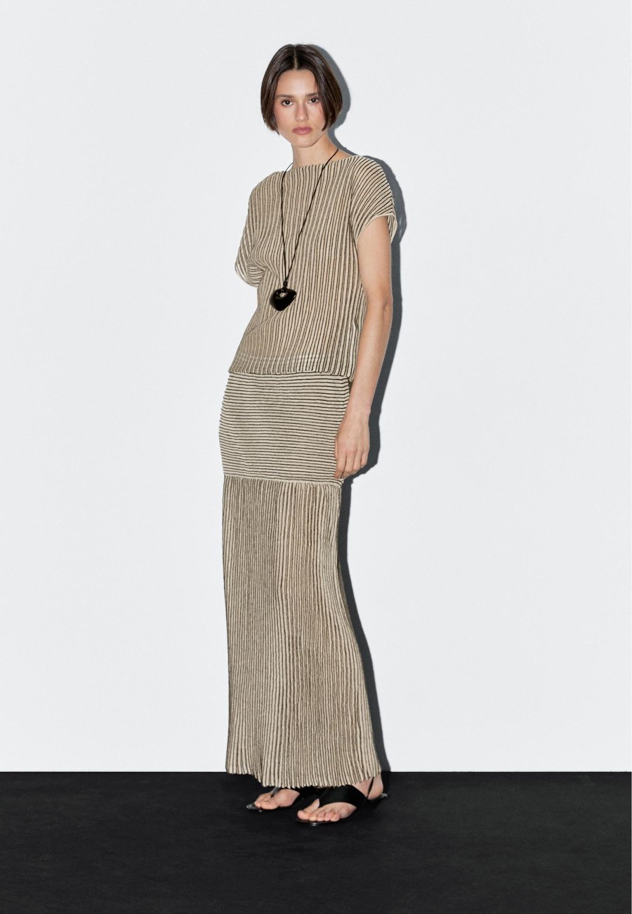 Топ Massimo Dutti LOOSE-FITTING PLEATED WITH FLECKED DETAIL, Beige
Топ Massimo Dutti LOOSE-FITTING PLEATED WITH FLECKED DETAIL, Beige