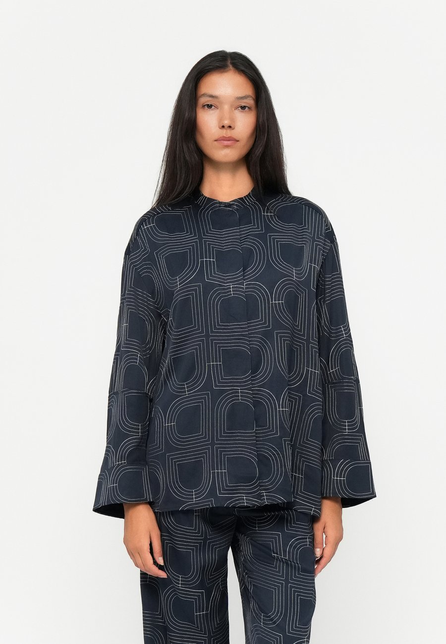 Блуза DAY Birger et Mikkelsen KERRY FLUID STITCH, Dark Sapphire/Anthracite
Блуза DAY Birger et Mikkelsen KERRY FLUID STITCH, Dark Sapphire/Anthracite