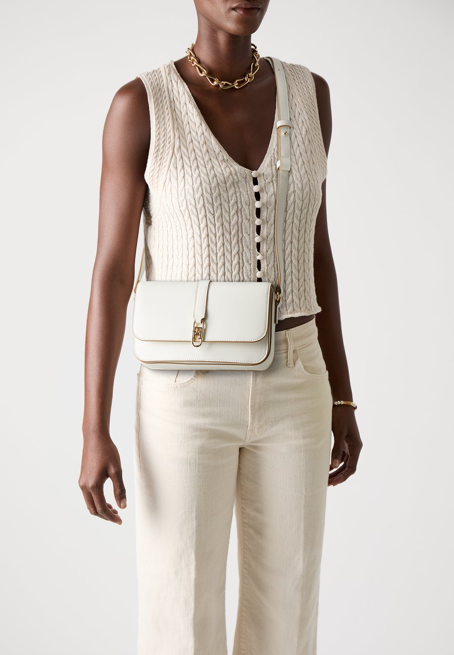Сумка кросс-боди Tommy Hilfiger LIBRE FLAP CROSSOVER, Ivory Silk/Off-White
Сумка кросс-боди Tommy Hilfiger LIBRE FLAP CROSSOVER, Ivory Silk/Off-White
