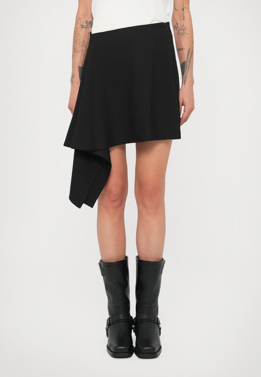 Юбка Holzweiler BEAU SHORT SKIRT, Black
Юбка Holzweiler BEAU SHORT SKIRT, Black
