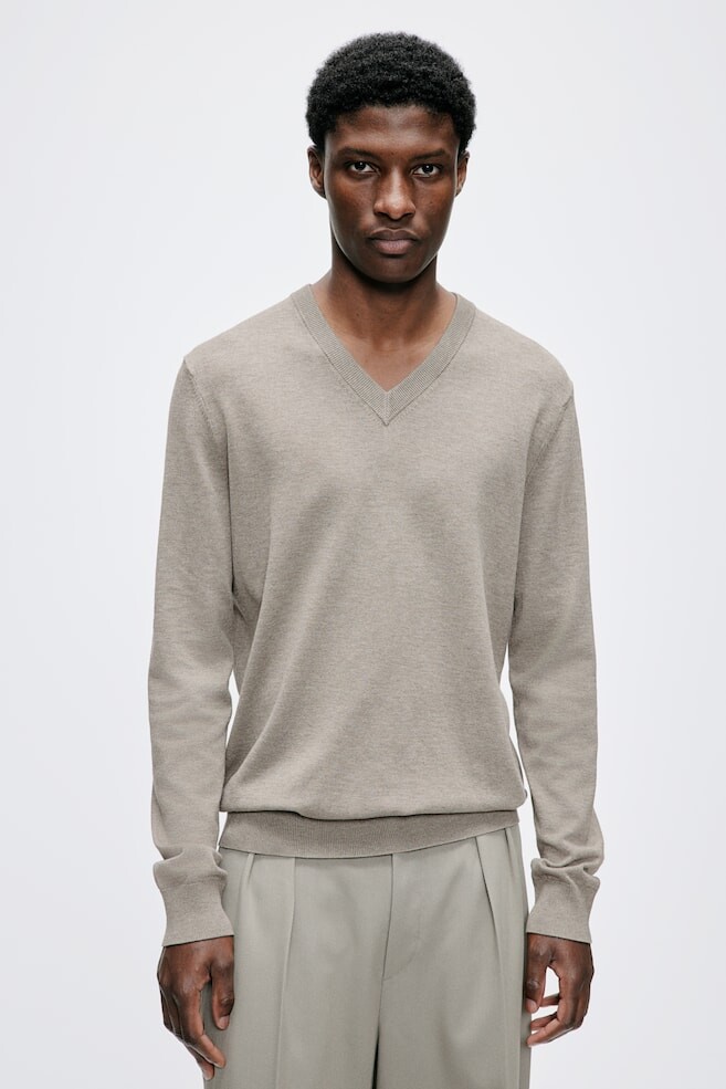 Свитер облегающего кроя из тонкой вязки с v образным вырезом H&M, бежевый
Свитер облегающего кроя из тонкой вязки с v образным вырезом H&M, бежевый