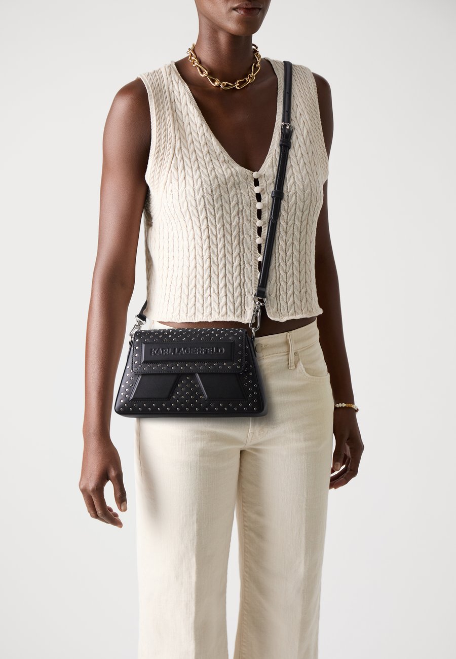 Сумка кросс-боди KARL LAGERFELD IKON SOFT CROSSBODY STUDS, Black
Сумка кросс-боди KARL LAGERFELD IKON SOFT CROSSBODY STUDS, Black