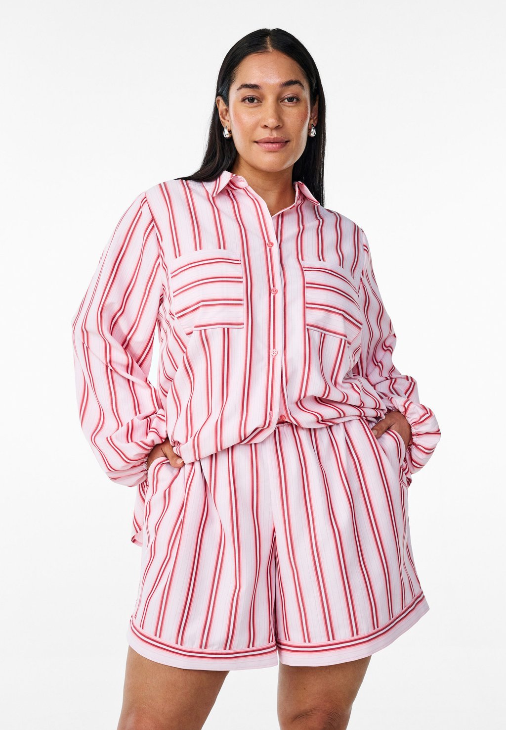 Шорты MIT STREIFEN UND TASCHEN - Tracksuit bottoms Zizzi, светло-красный
Шорты MIT STREIFEN UND TASCHEN - Tracksuit bottoms Zizzi, светло-красный