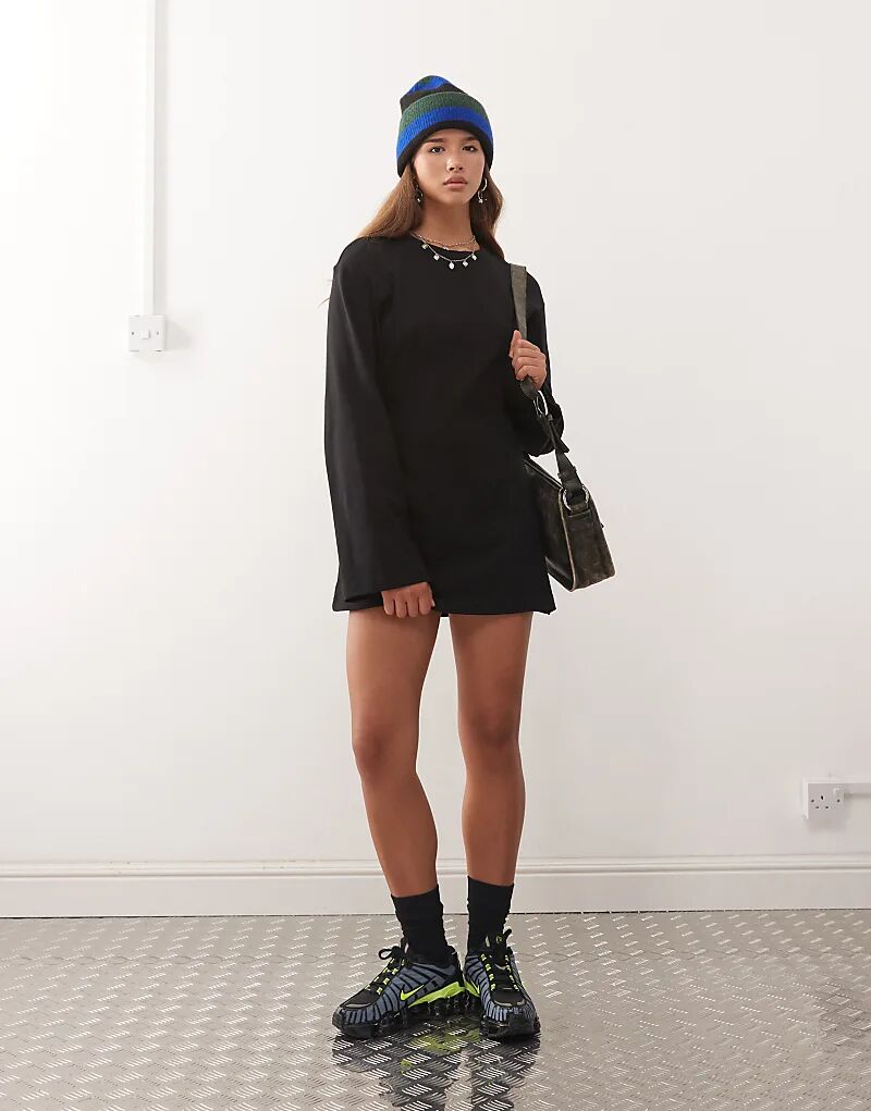 Платье-футболка мини с длинными рукавами и приталенной талией от Monki черного цвета
Платье-футболка мини с длинными рукавами и приталенной талией от Monki черного цвета