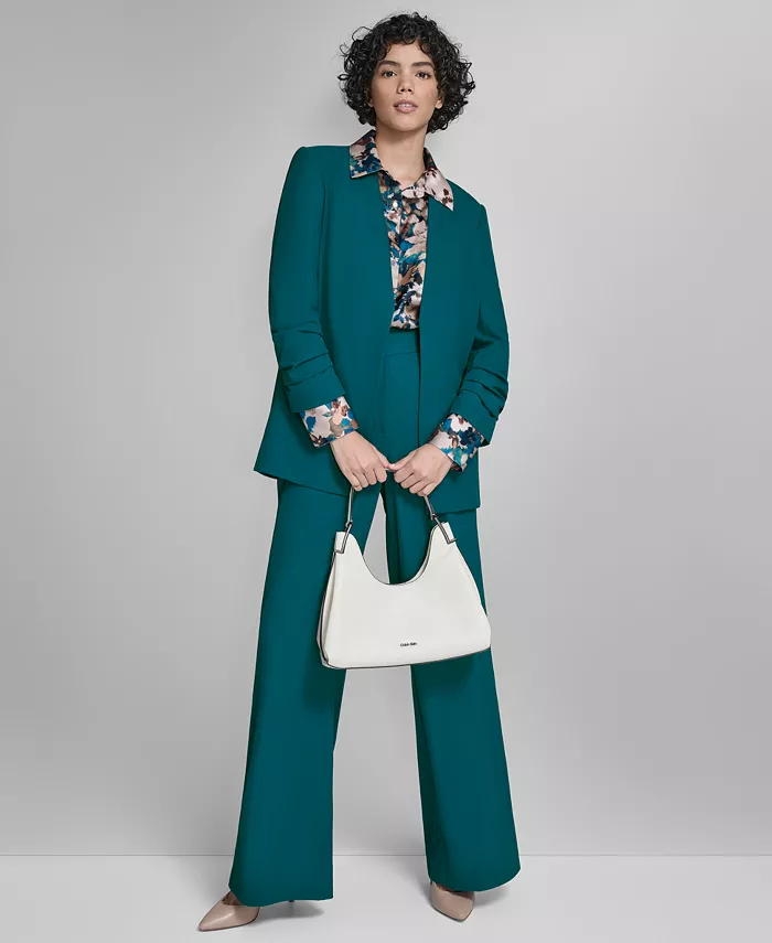 Женские брюки с высокой талией и широкими штанинами, блузка из набивного шармеза на пуговицах спереди и плотный блейзер с открытым передом и присборенными рукавами Calvin Klein, коричневый/бежевый 
Женские брюки с высокой талией и широкими штанинами, блузка из набивного шармеза на пуговицах спереди и плотный блейзер с открытым передом и присборенными рукавами Calvin Klein, коричневый/бежевый