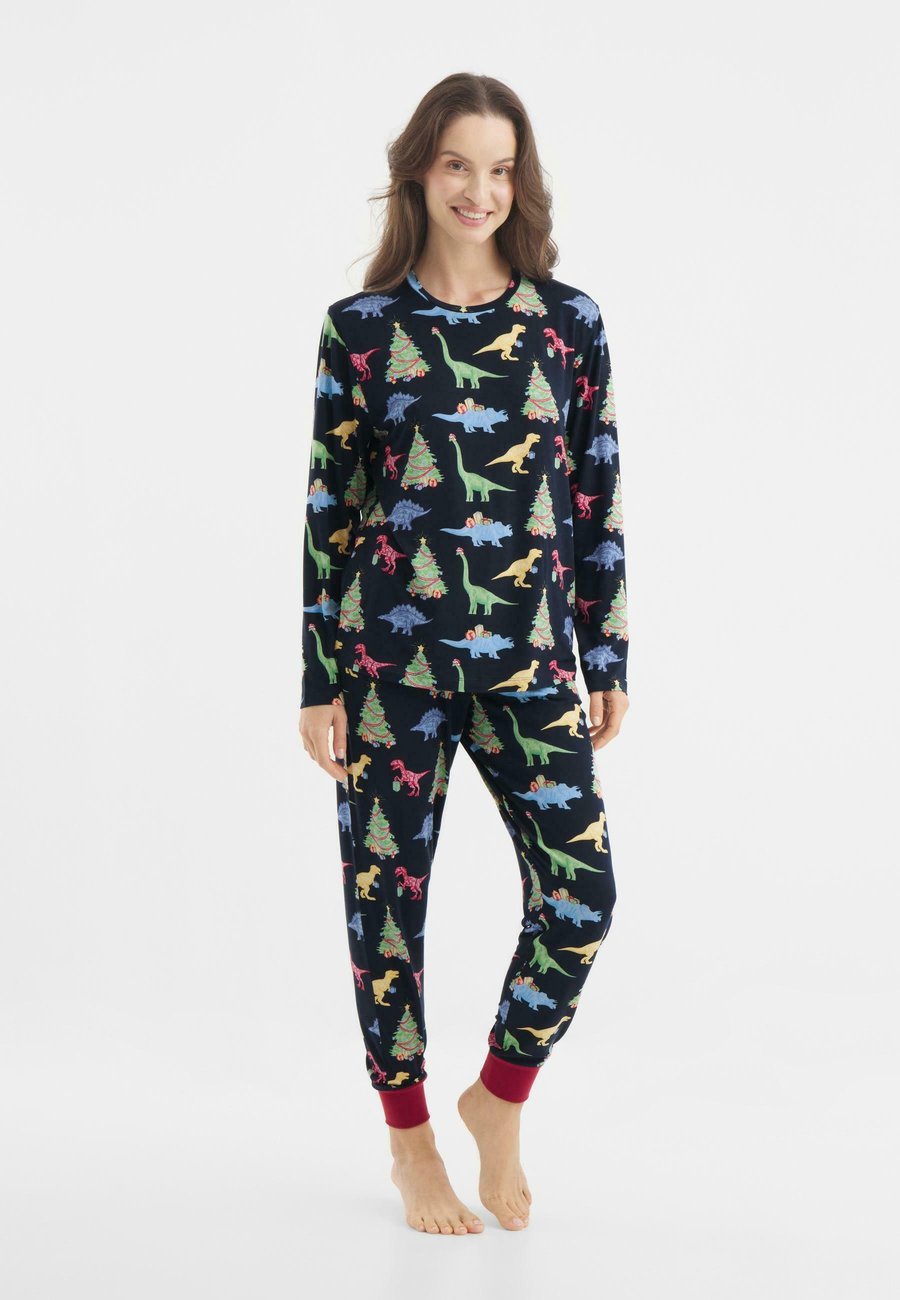 Пижамный комплект Chelsea Peers CHRISTMAS DINOSAURS SET, Dark Blue
Пижамный комплект Chelsea Peers CHRISTMAS DINOSAURS SET, Dark Blue