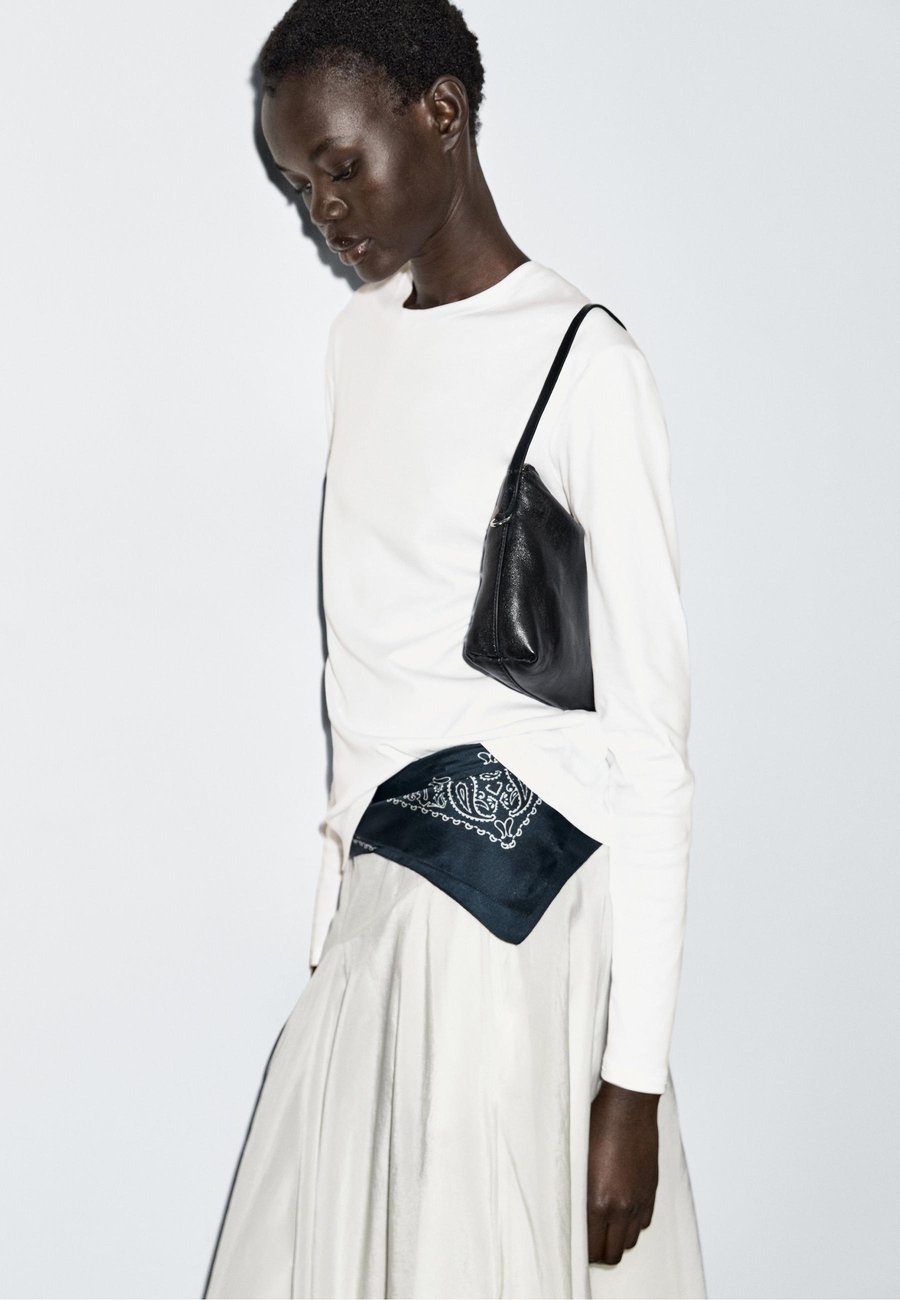 Топ Massimo Dutti LONG SLEEVE WITH SEAM DETAIL, White
Топ Massimo Dutti LONG SLEEVE WITH SEAM DETAIL, White