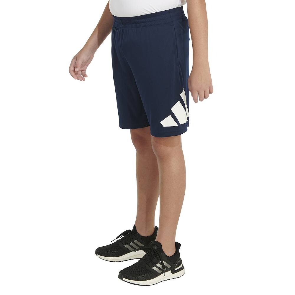Шорты Adidas Essential Performance для мальчиков 8–20 лет в цвете Regular и Husky, цвет Collegiate Navy
Шорты Adidas Essential Performance для мальчиков 8–20 лет в цвете Regular и Husky, цвет Collegiate Navy