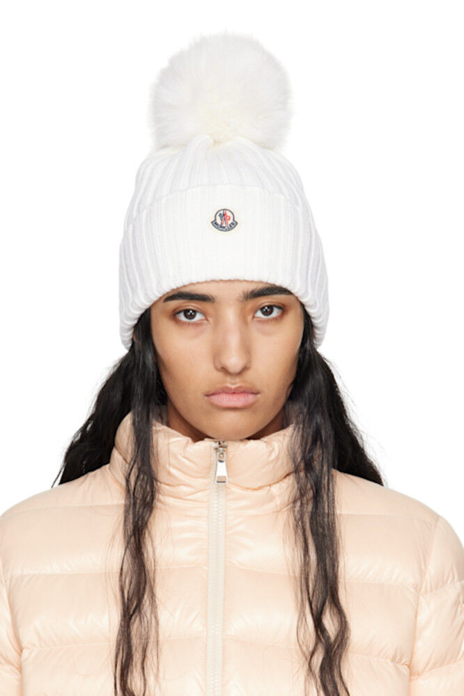 Белая шапка с помпоном Moncler
Белая шапка с помпоном Moncler