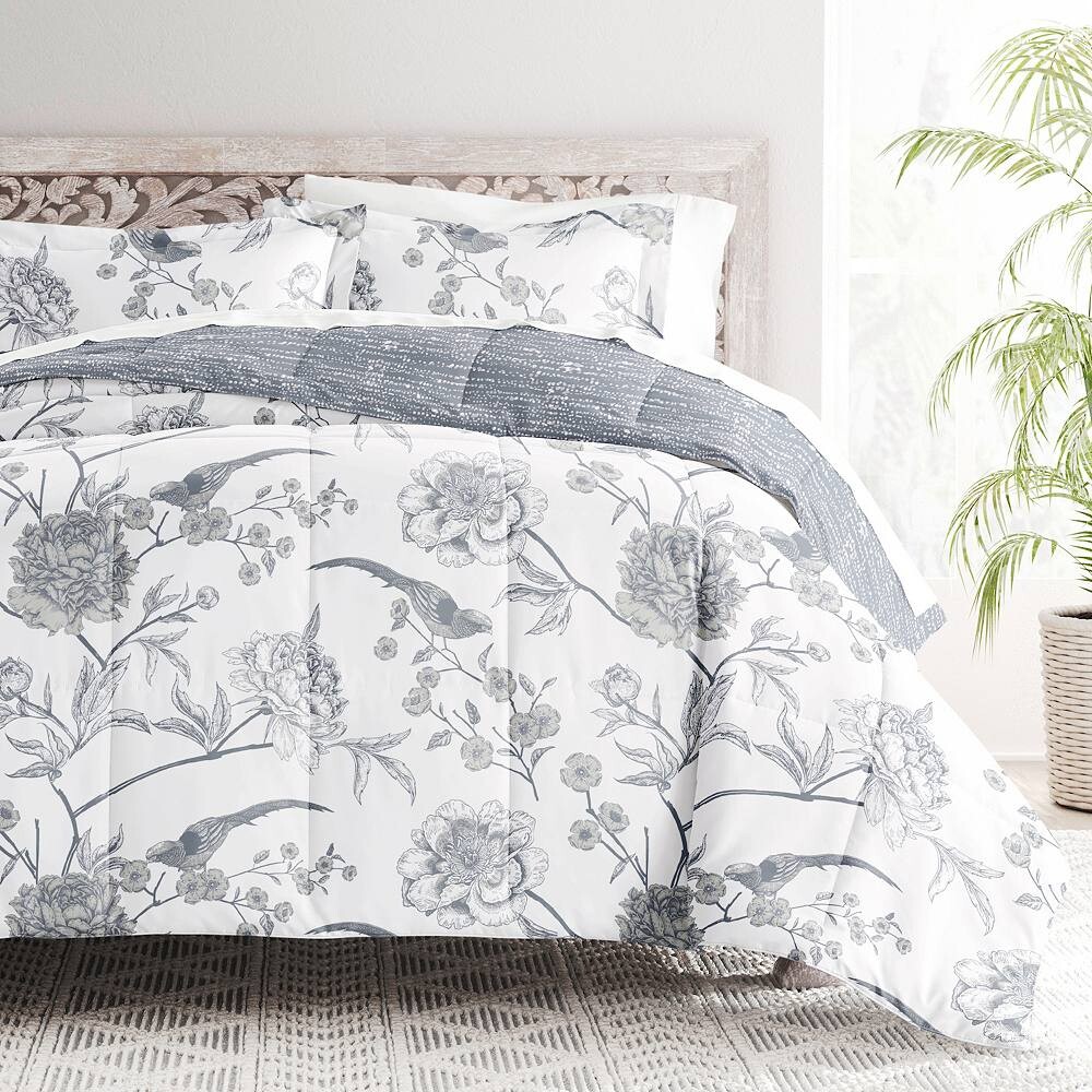 Комплект постельного белья из домашней коллекции с узорчатым одеялом Home Collection, цвет Molly Botanicals Blue
Комплект постельного белья из домашней коллекции с узорчатым одеялом Home Collection, цвет Molly Botanicals Blue