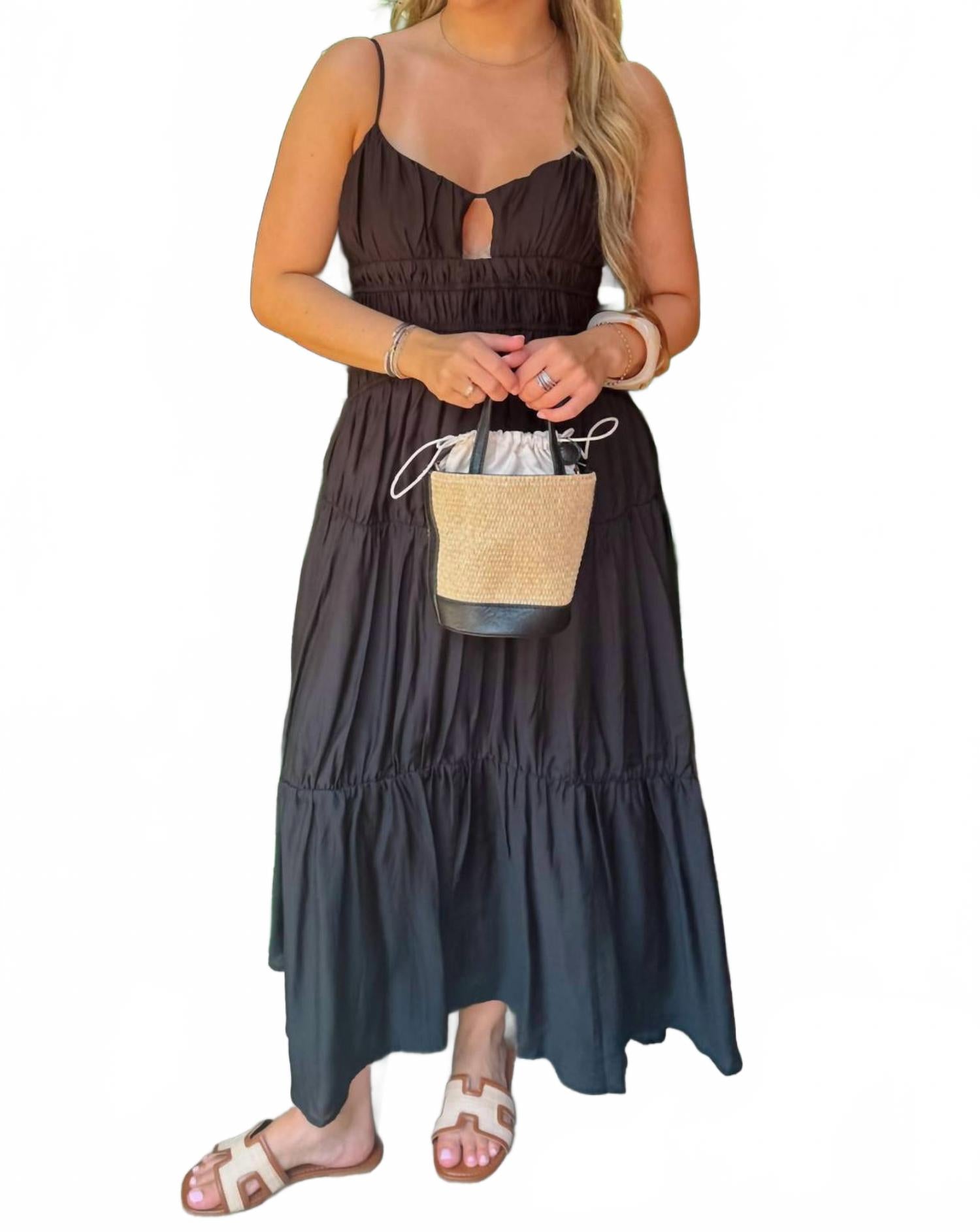 Черное платье миди с рюшами от Kari Lilbelle Charlotte
Черное платье миди с рюшами от Kari Lilbelle Charlotte