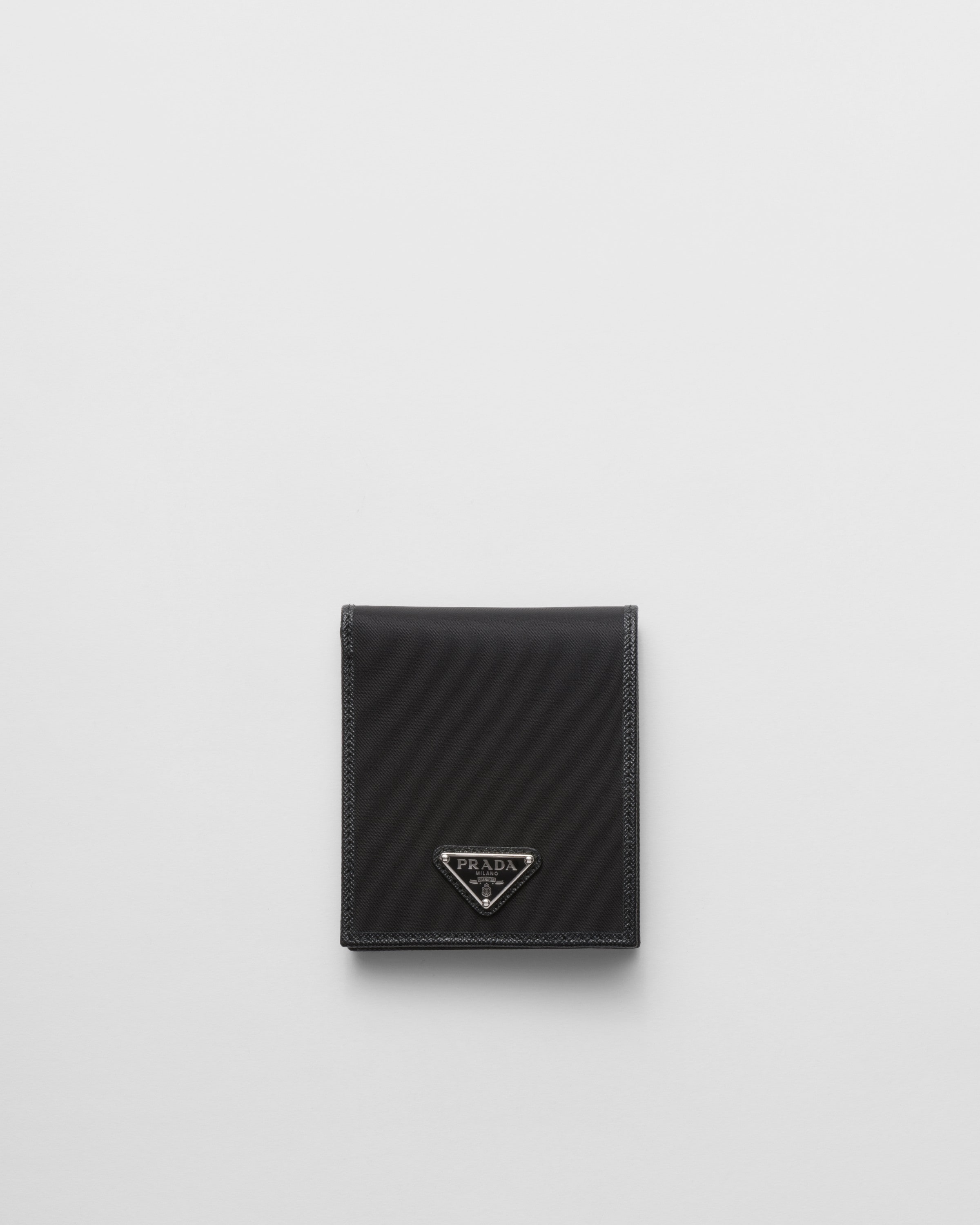Кошелек из переработанного нейлона с монетницей Prada, черный
Кошелек из переработанного нейлона с монетницей Prada, черный
