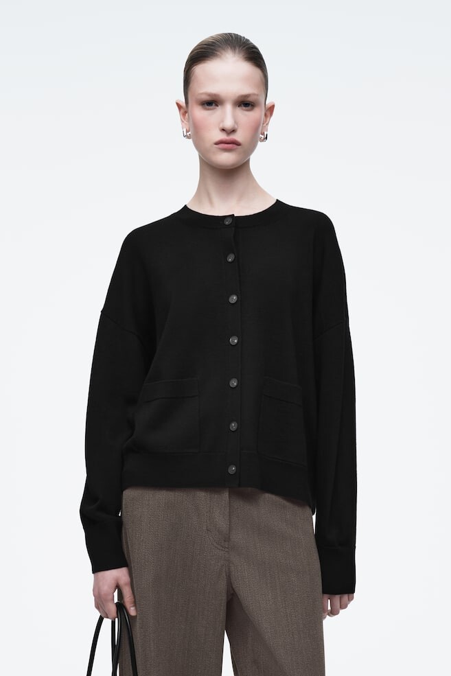 Кардиган из мериносовой шерсти с круглым вырезом Cos, черный
Кардиган из мериносовой шерсти с круглым вырезом Cos, черный