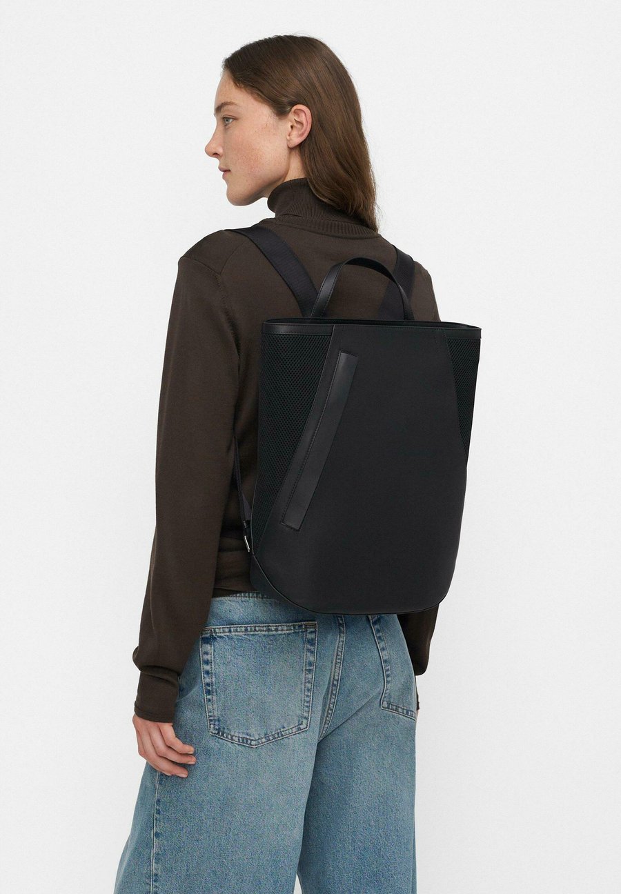 Рюкзак Liebeskind Berlin OVAL , Schwarz/Black
Рюкзак Liebeskind Berlin OVAL , Schwarz/Black