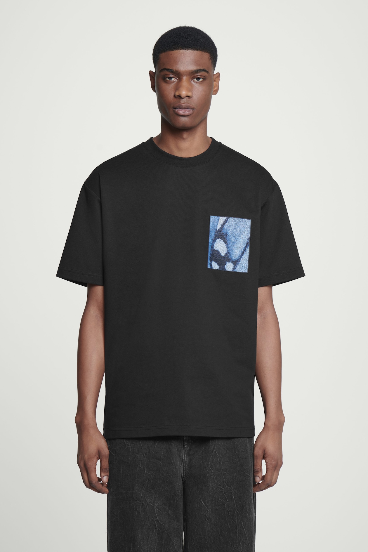 Футболка с жаккардовыми нашивками - oversized fit COS x CHRIS PERANI, черный/синий
Футболка с жаккардовыми нашивками - oversized fit COS x CHRIS PERANI, черный/синий