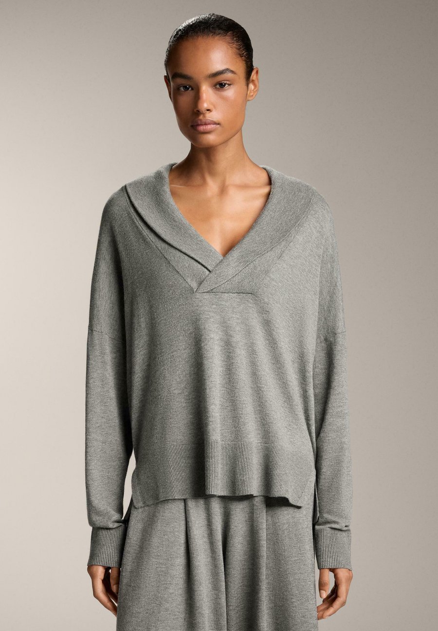 Джемпер OYSHO V-NECK WITH LAPEL, Light Grey
Джемпер OYSHO V-NECK WITH LAPEL, Light Grey