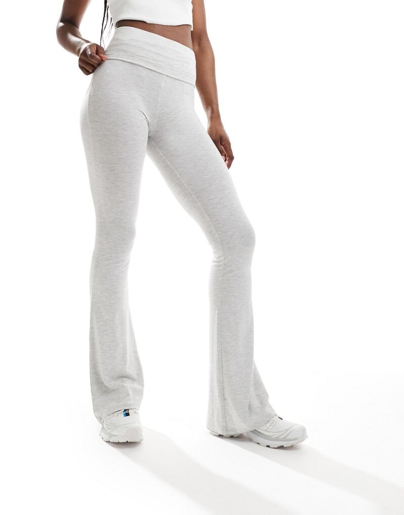 Серые расклешенные леггинсы с заниженной талией и завышенной талией Miss Selfridge
Серые расклешенные леггинсы с заниженной талией и завышенной талией Miss Selfridge